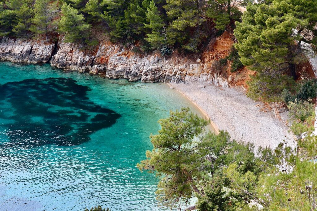 Calm, inviting beaches are characteristic of Gdinj’s coves
